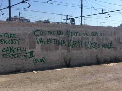 Qualche mese � stata rimossa una falce e martello condita dalla frase �Contro lo stato del capitale Valentina Nappi e sesso anale�. Era presente su via Capruzzi all�altezza di via De Vito Francesco